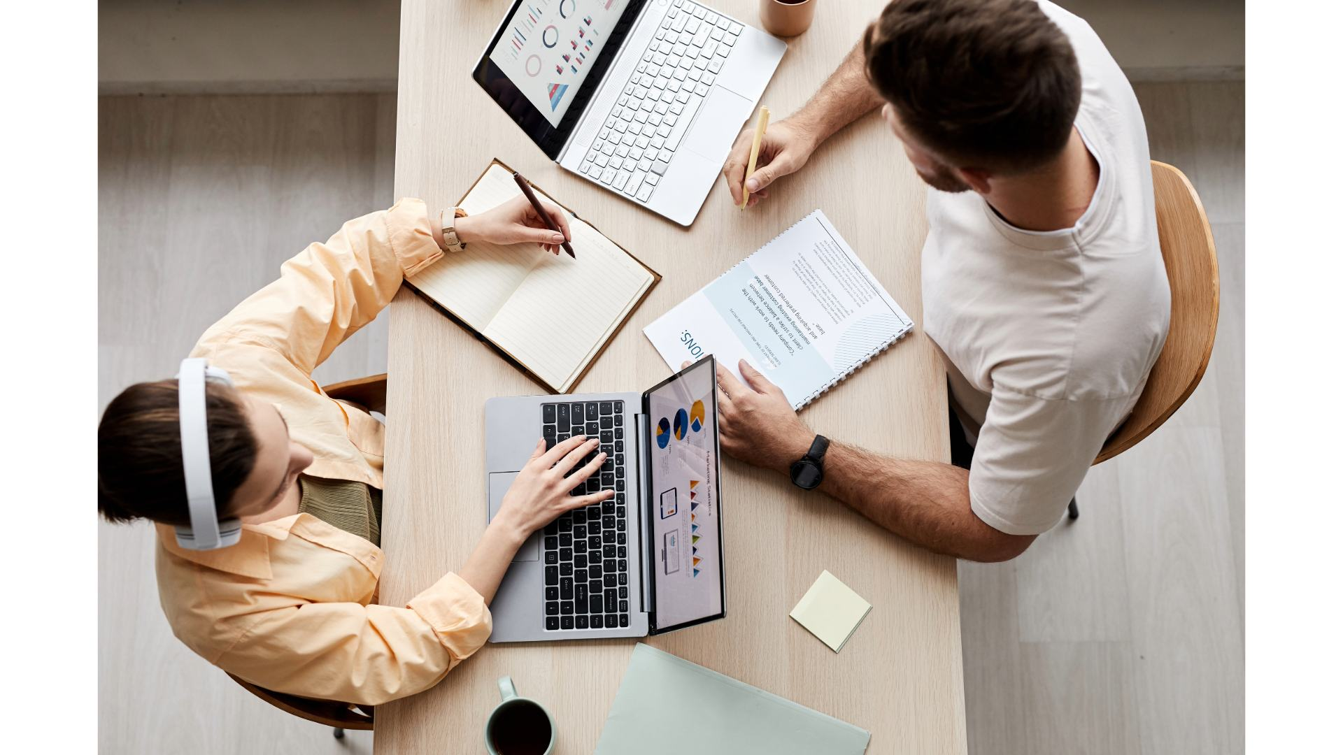 Personas trabajando con información financiera