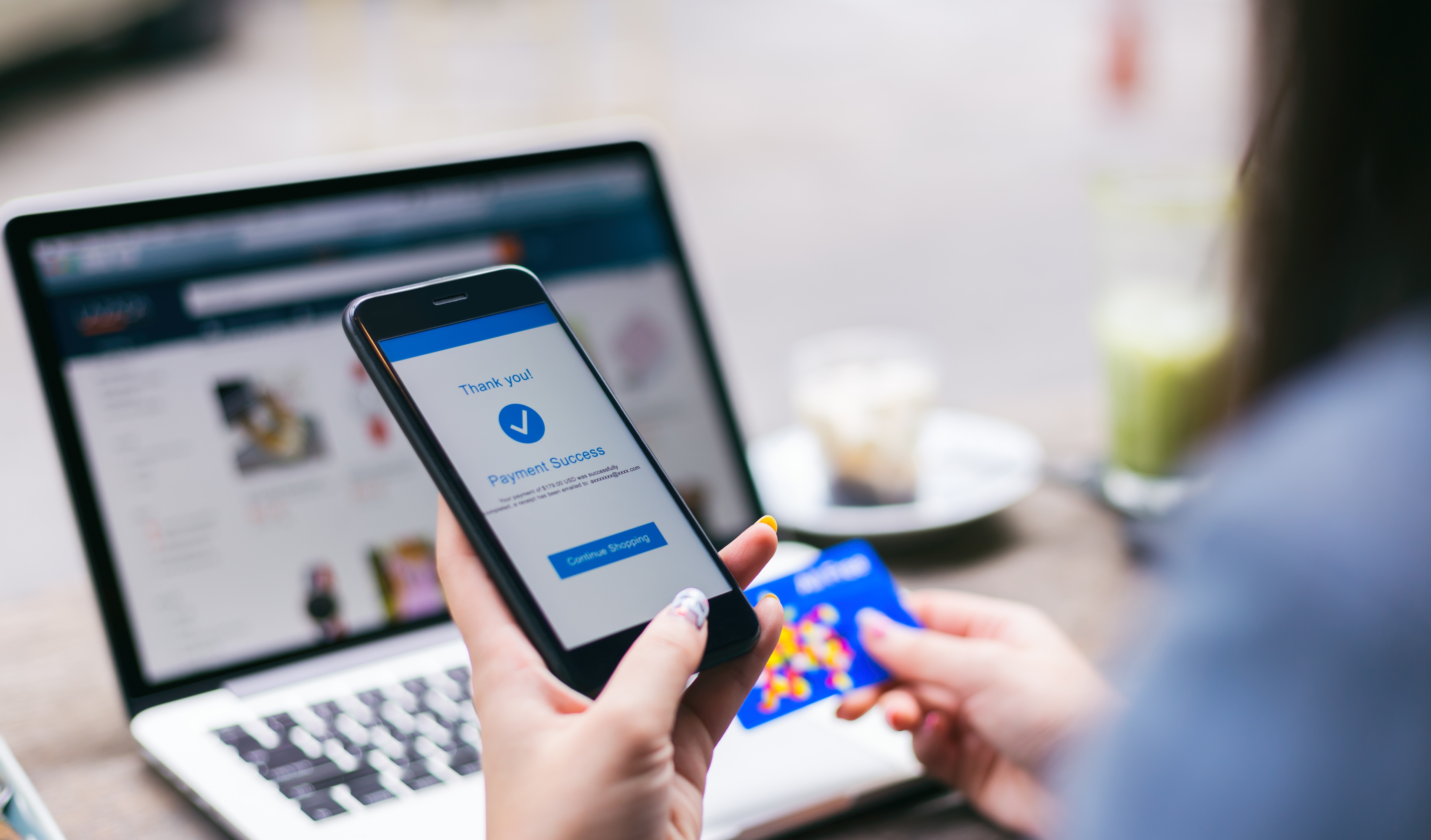 Persona realizando compras seguras por internet